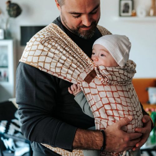 Hop tye Advanced babahordozó-Darwin creme