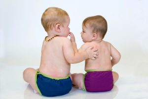 Mosható pelenka vagy eldobható pelenka? A mosható pelenka kíméli a bőrt, szellőzik és kényelmes a babának.